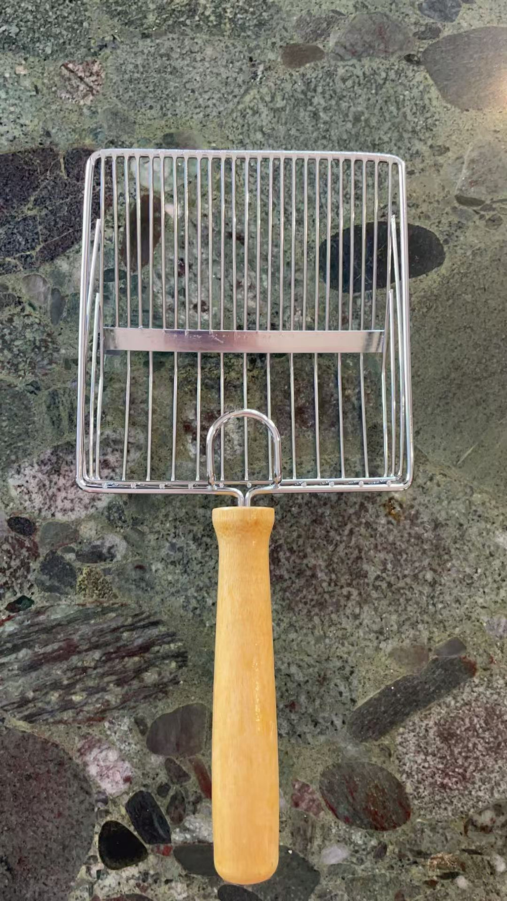 Metal litter scoop front, wooden handle